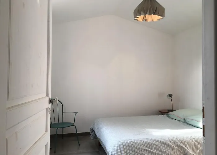 6 Et Piscine Entre La Et La Villa