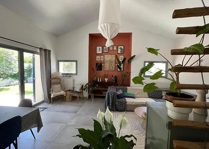 6 Et Piscine Entre La Et La Villa Perols