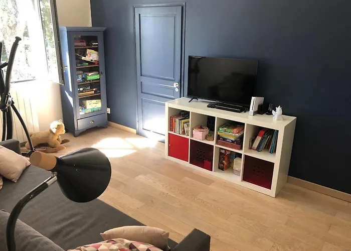 6 Et Piscine Entre La Et La Villa *