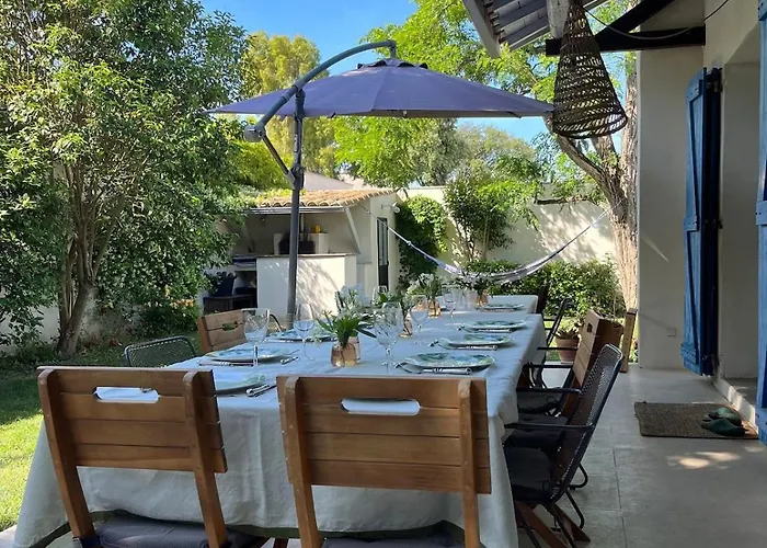 6 Et Piscine Entre La Et La Villa *