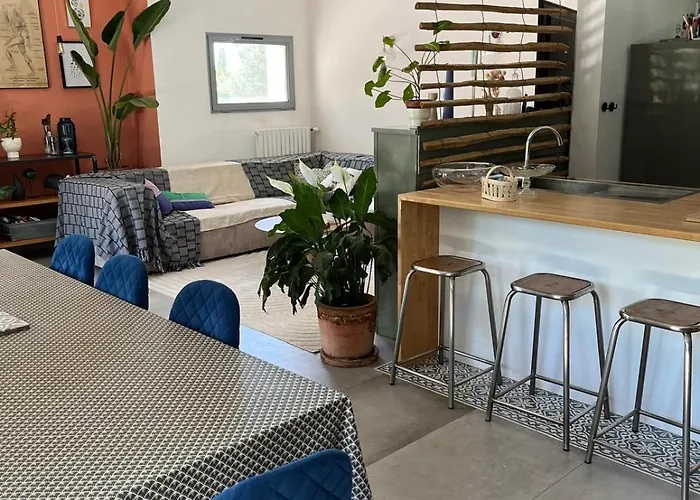 6 Et Piscine Entre La Et La Villa *