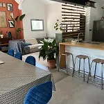 6 Et Piscine Entre La Et La Villa *