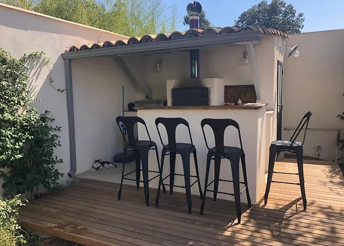 6 Et Piscine Entre La Et La Villa